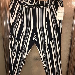 Zara’s women’s NAVY and white pant